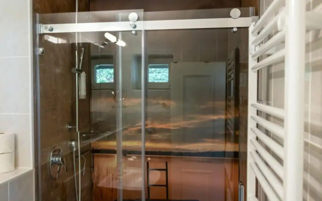 Comfy Apartment With Terrace