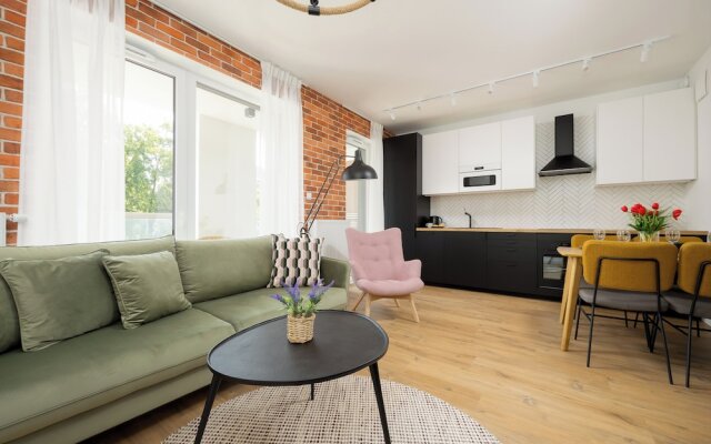 Bright Apartment With Parking by Renters