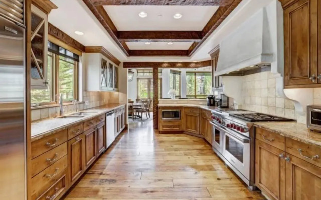 5 Bedroom Luxury Townhome in Lionshead Village