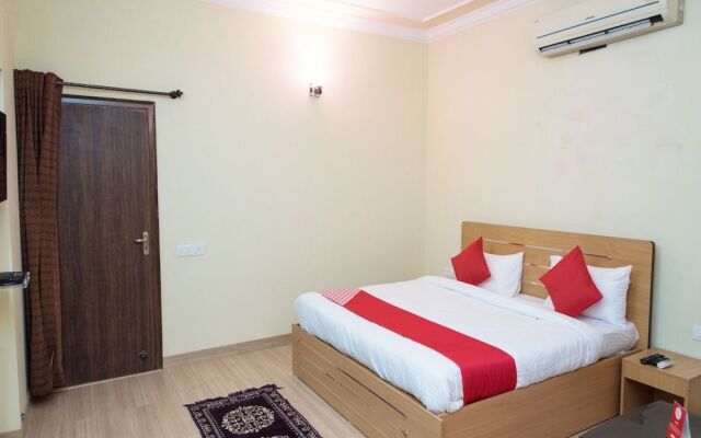OYO 11064 Home Spacious 3BHK Near Hiran Magri