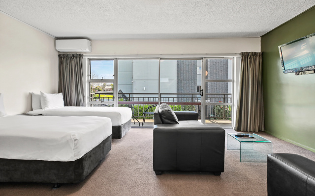 Heartland Ambassador Hotel Hamilton – Guest Rooms – Hamilton