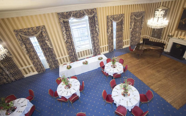 Norfolk Arms Hotel