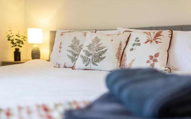 Adrian House, near Hospital, easy parking + garden