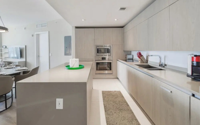 Fantastic 2BR Condo at Hollywood