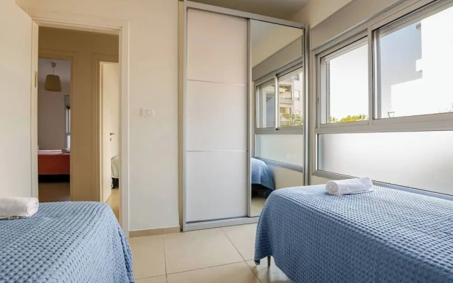 Gugel Waves Seaview 4BR Family Aparts