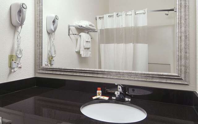 Super 8 by Wyndham Bowling Green North