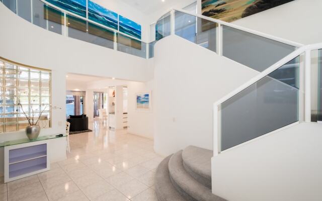 Edgewater on Chevron Waterfront 5 Bedroom Deluxe House Central Surfers