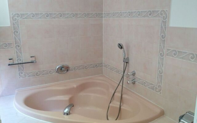 B&B With Charm - Quiet With Kitchen & sw Pool