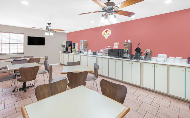 Super 8 Lowell/Bentonville/Rogers Area