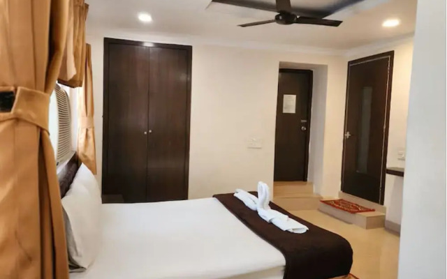 ZO Rooms Esplanade SN Banerjee Road