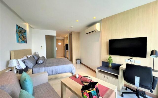 Maroon Studio at the Beachfront