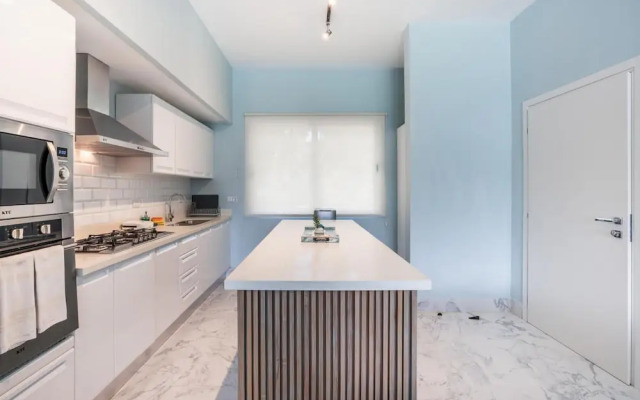 Two-bedroom apt With Pool View bbq in Lake View