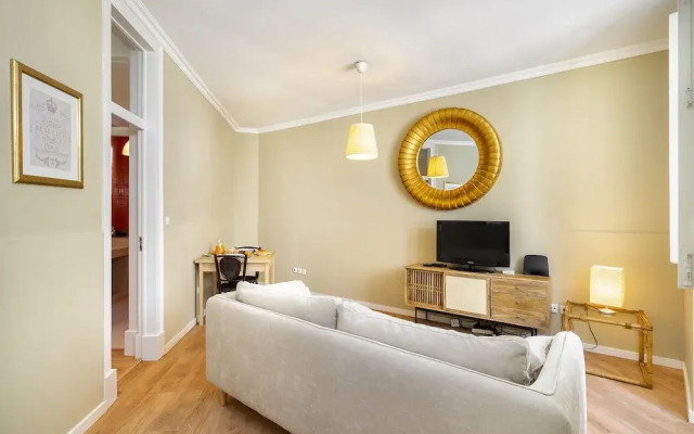 Urban Comfort: 1-Br Near Airport & Train Station