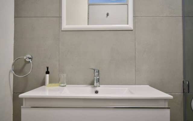 Sunny 2 Bedroom Apartment by The Company's Gardens