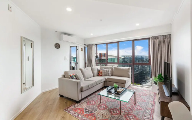 Stylish 2Br Apt With Balcony - Prime Cbd Location!