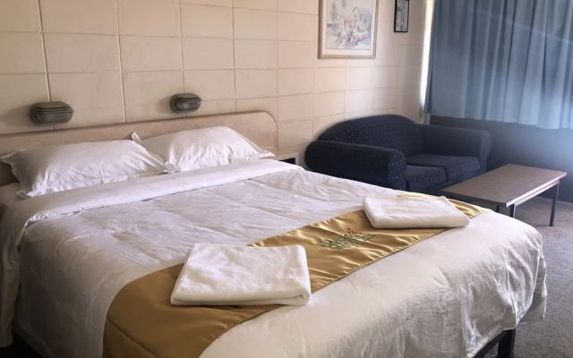 Inland Oasis Motel