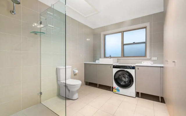 Modern 3-bed With Pool & Water Views by Beach