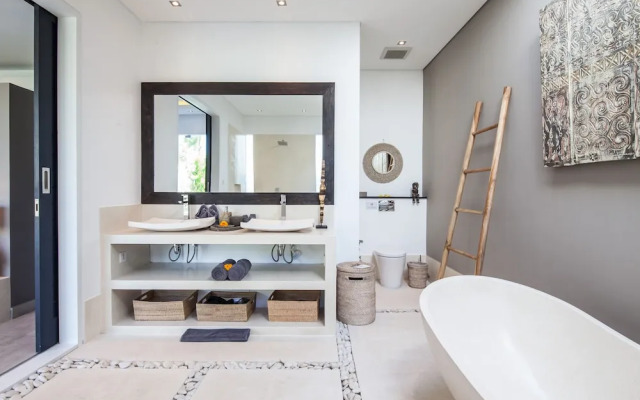 Captivating Villa Walk to the Beach