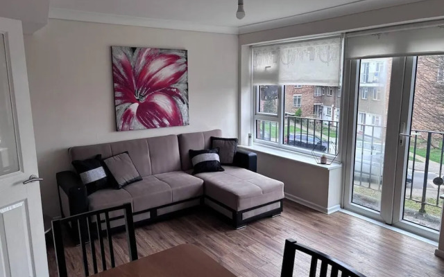 Spacious 2-bed Apartment in Hornchurch