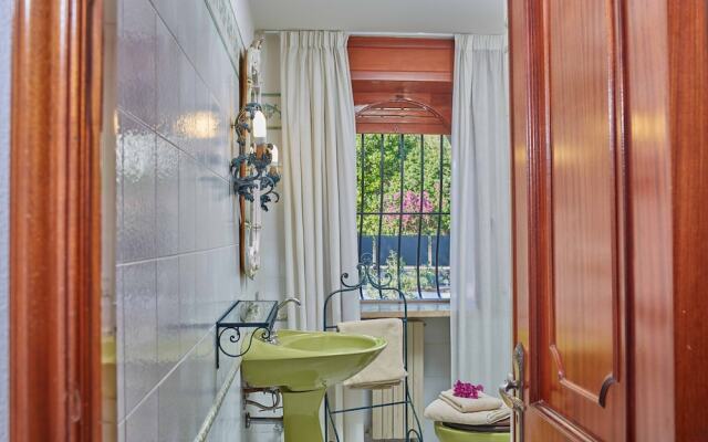 Stunning Villa With Private Pool Chlorine-free and Jacuzzi