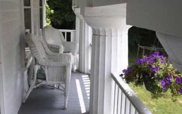 House of 1833 Bed & Breakfast & Gardens