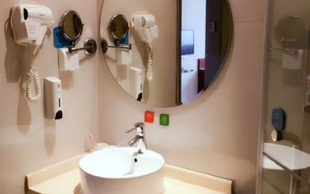 Geli Hotel (Shanghai Kangqiao Subway Station store, New International Expo Center )