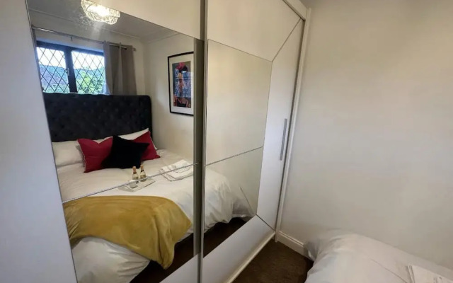Impeccable 2 bed House Next to Old Trafford