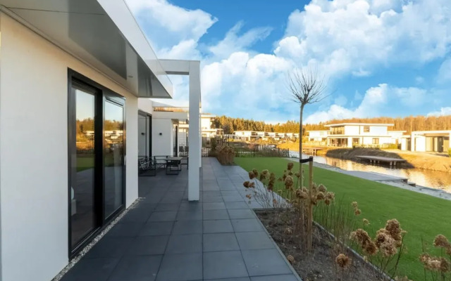 Cozy Villa With Lakeside Views