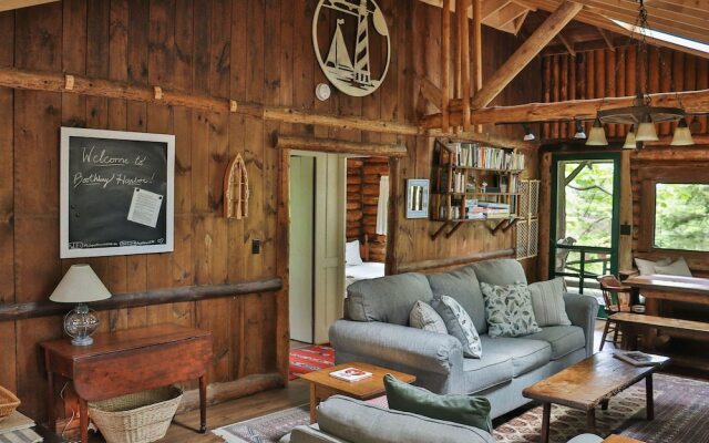 Sprucewood Cabin - 2 Br cabin by RedAwning