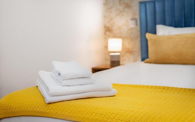 Low Cost Parking - Private Garden - Almada 392