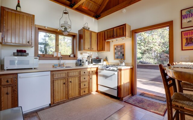 Romantic Ridgetop Escape w/ Hot Tub Near Mendocino