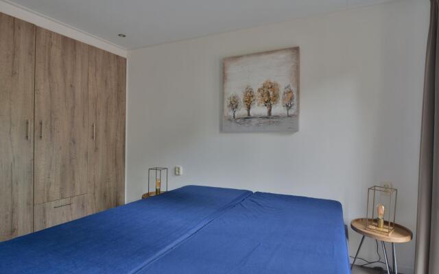 Comfy Chalet With Sunshower, Located in a Forrest