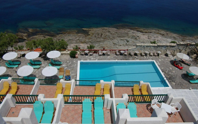 Cavos Bay Hotel and Studios