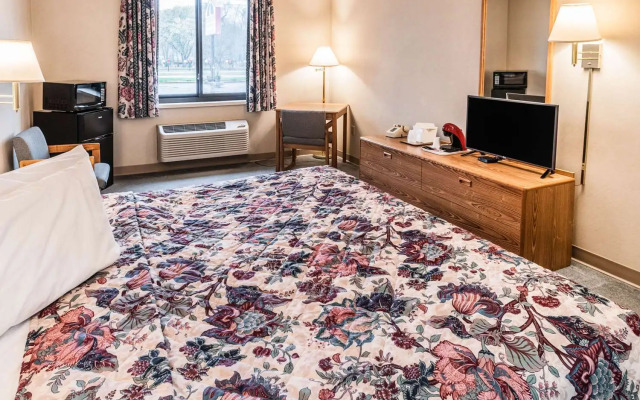 Econo Lodge Inn & Suites Oconto