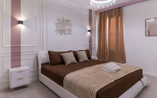 Sophisticated 9 Bedroom Close to Disney