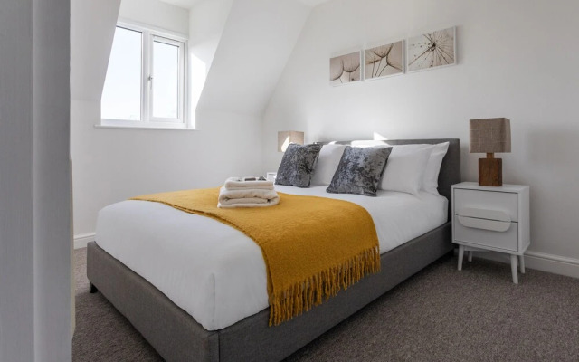 Castle Reach Apartment by Creative Stays