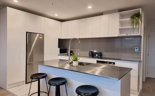 Luxe Apt w Harbour-Sunset Views -Parking