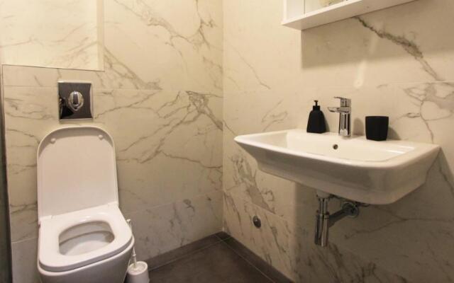 Minimalist stylish 1 BR apartment in Tre Group