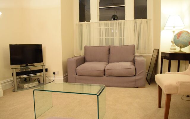 Spacious 3 Bedroom Apartment in South West London