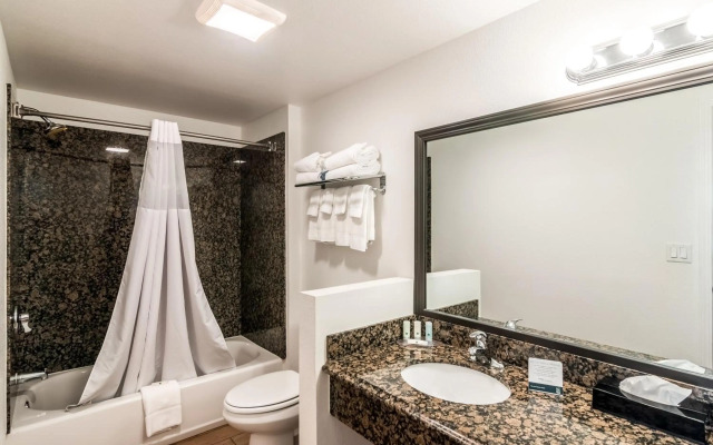 Quality Inn & Suites near Downtown Bakersfield