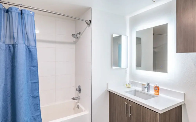 Modern 2br Apartment On Gordon St Hollywood 2 Bedroom Apts by RedAwning