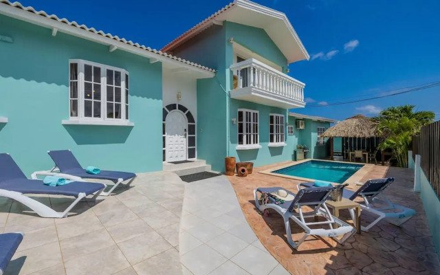 Sleeps 12 Spacious Private Pool Great Location