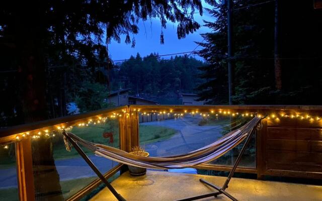 Cozy 2 bedroom cabin next to trails and beaches.