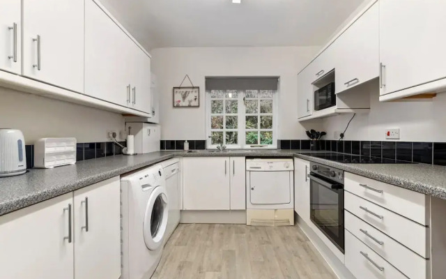 5 Sunny Cove - Direct Beach Access Sea Views