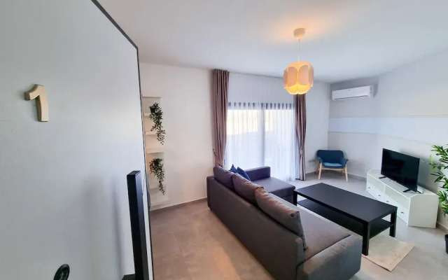 Helena Pool Apartments