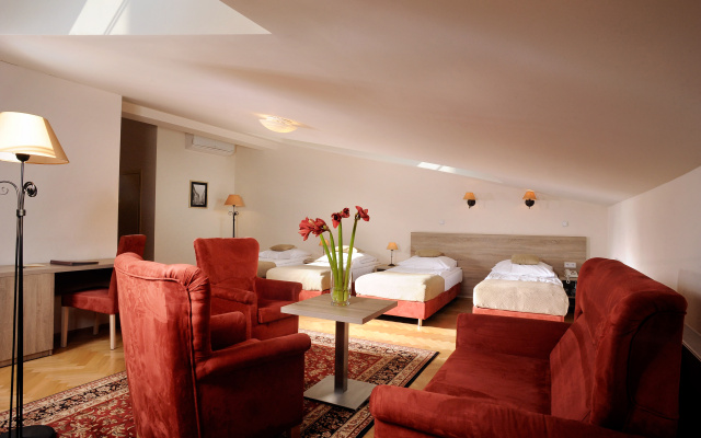Quadruple room (full double bed and twin beds)
