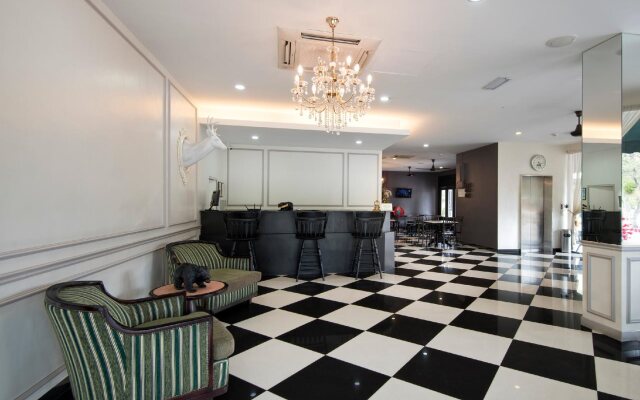 Luscious Hotel