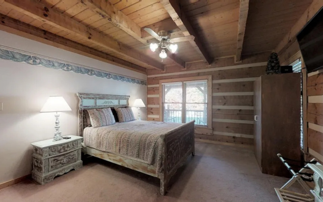Dogwood Acre 3 Bedroom Cabin by RedAwning