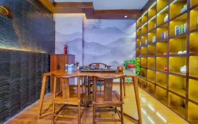 Mohist Impression Hotel (Xinxiang Baolong Plaza)