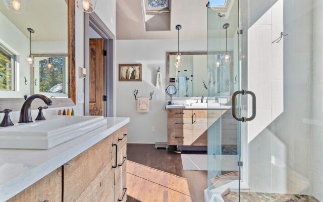 Terra Furma Luxury Vacation At Windcliff 4 Bedroom Home by RedAwning